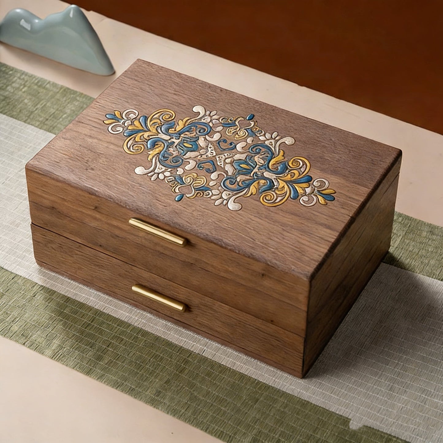 Künstlerisch bemalte, abschließbare Schmuckschatulle aus Walnussholz