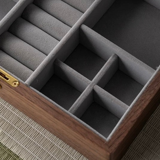 Künstlerisch bemalte, abschließbare Schmuckschatulle aus Walnussholz