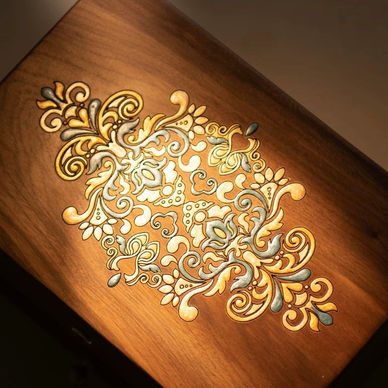 Künstlerisch bemalte, abschließbare Schmuckschatulle aus Walnussholz