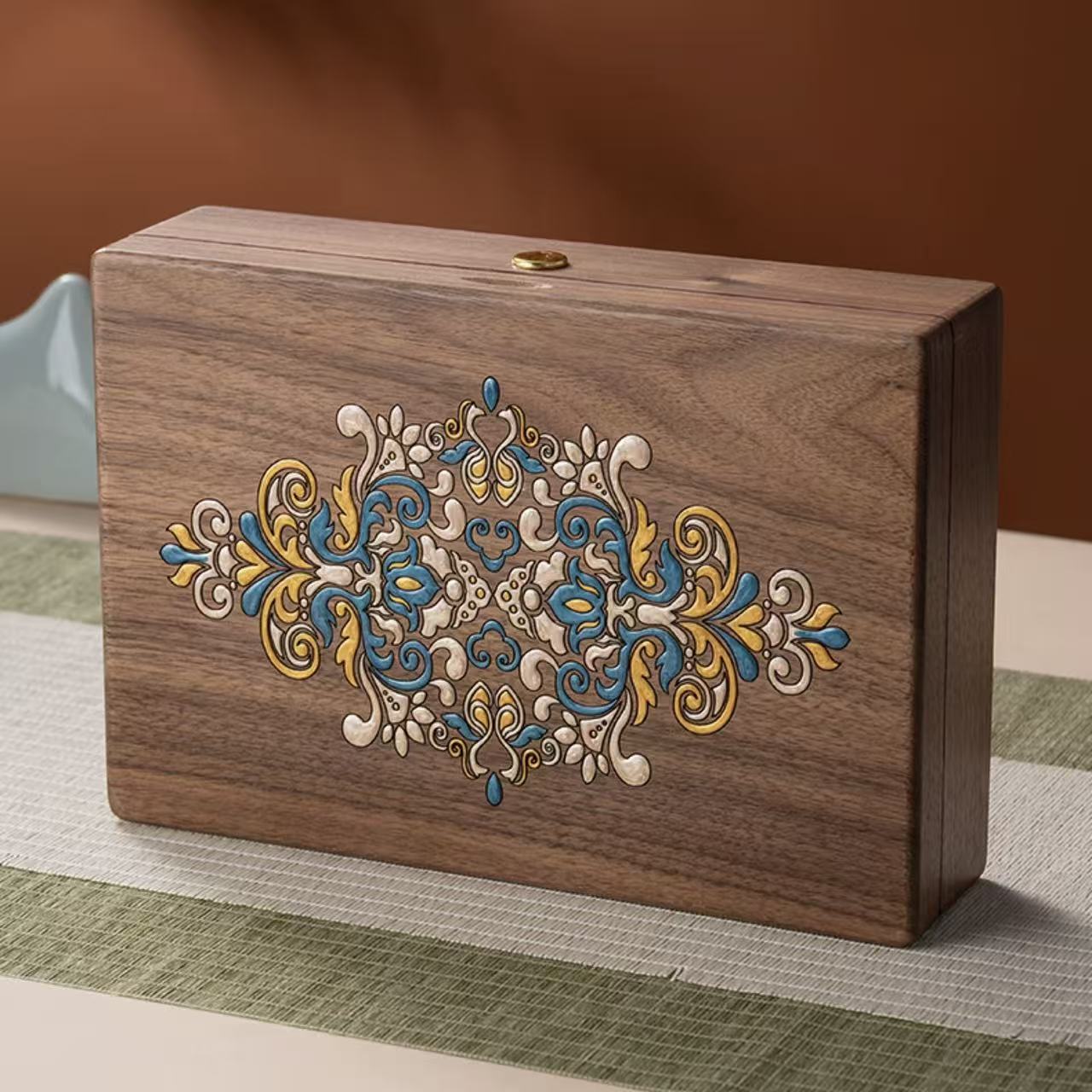 Künstlerisch bemalte, abschließbare Schmuckschatulle aus Walnussholz