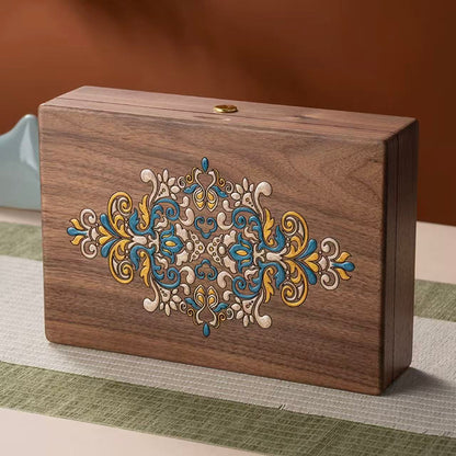 Künstlerisch bemalte, abschließbare Schmuckschatulle aus Walnussholz