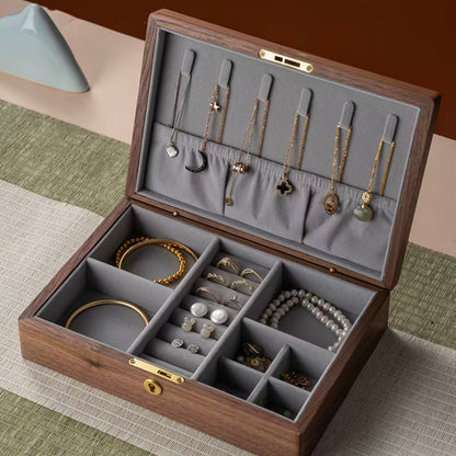 Künstlerisch bemalte, abschließbare Schmuckschatulle aus Walnussholz