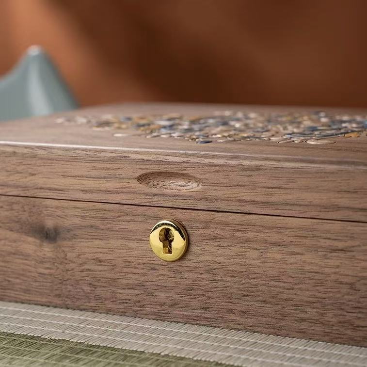 Künstlerisch bemalte, abschließbare Schmuckschatulle aus Walnussholz