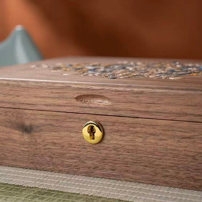 Künstlerisch bemalte, abschließbare Schmuckschatulle aus Walnussholz