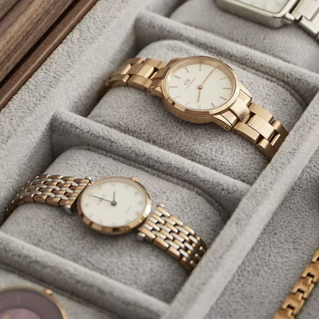 Zeitlose, minimalistische Uhrenbox aus Walnussholz mit Glasdeckel