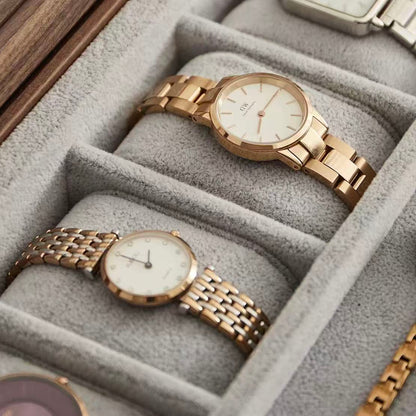 Zeitlose, minimalistische Uhrenbox aus Walnussholz mit Glasdeckel