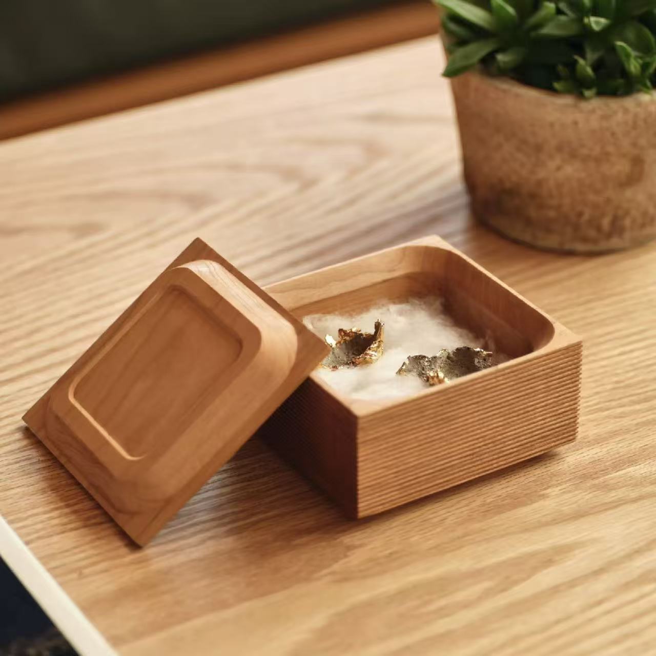 Schmuckkästchen aus massivem Holz von Monolith