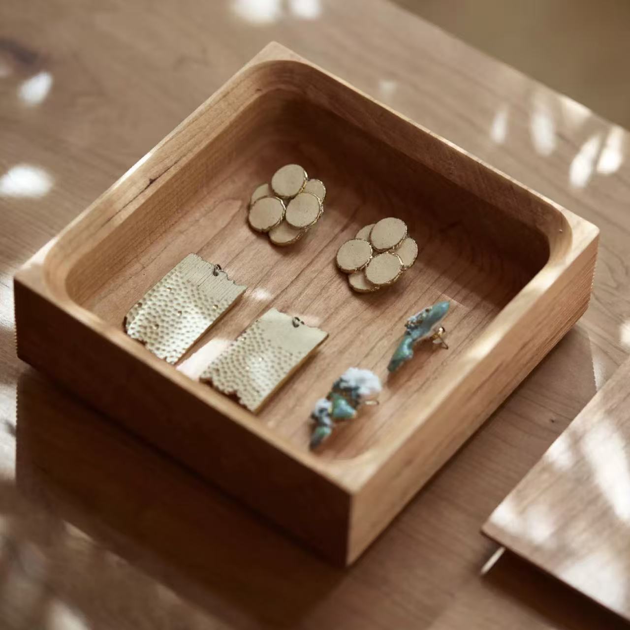 Schmuckkästchen aus massivem Holz von Monolith