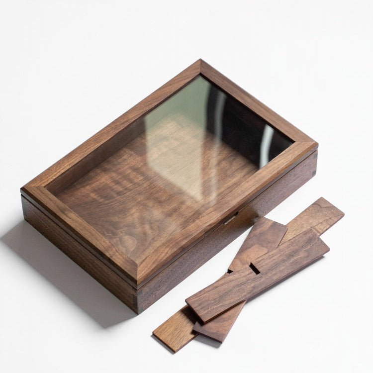 Glass lid close-up showing clear display for jewelry