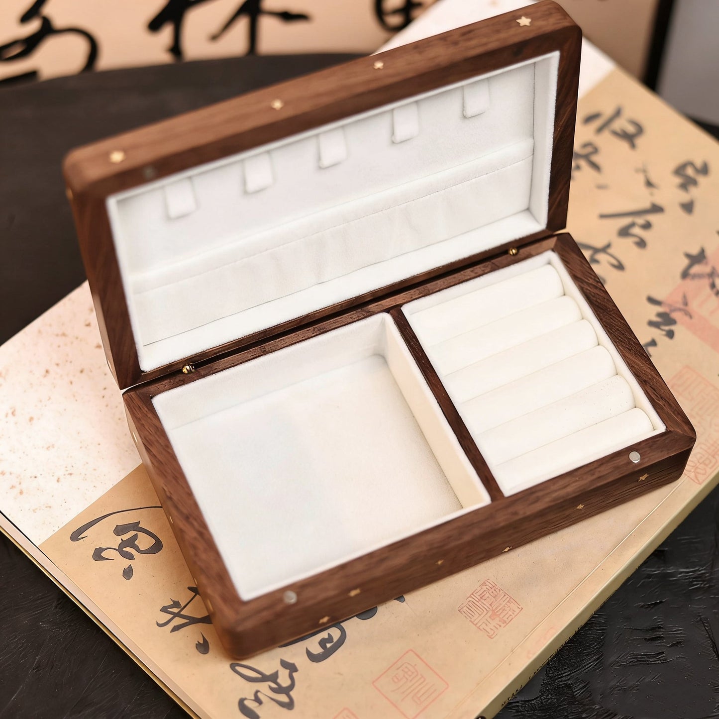 Schmuckkästchen-Kollektion aus edlem Walnussholz