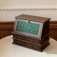 Schmuckschrank aus Massivholz für das Boudoir