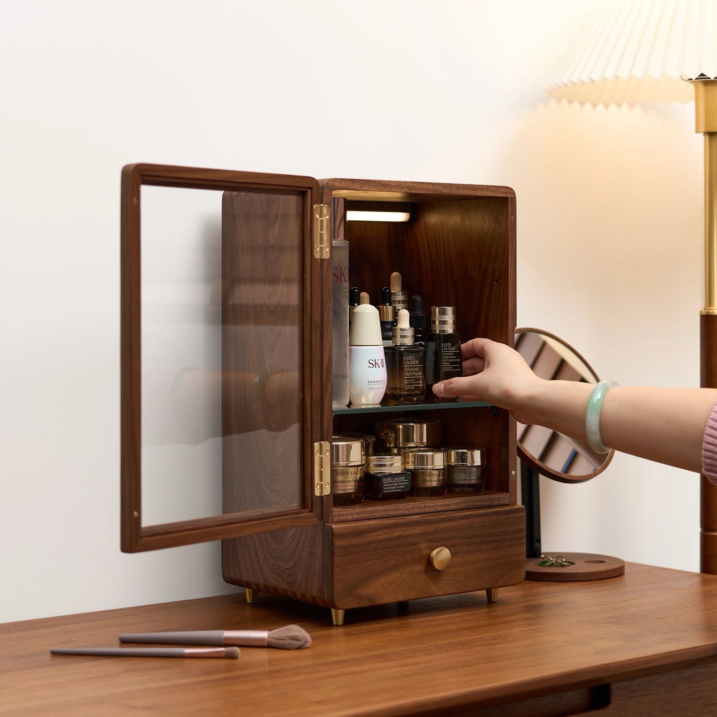 Armoire de rangement de maquillage Glam en noyer massif