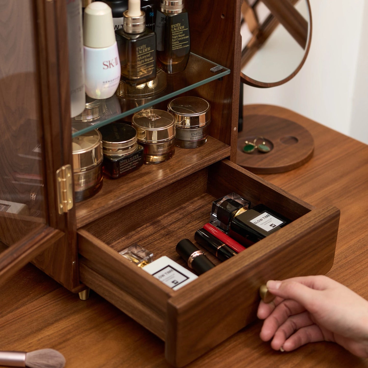 Armoire de rangement de maquillage Glam en noyer massif