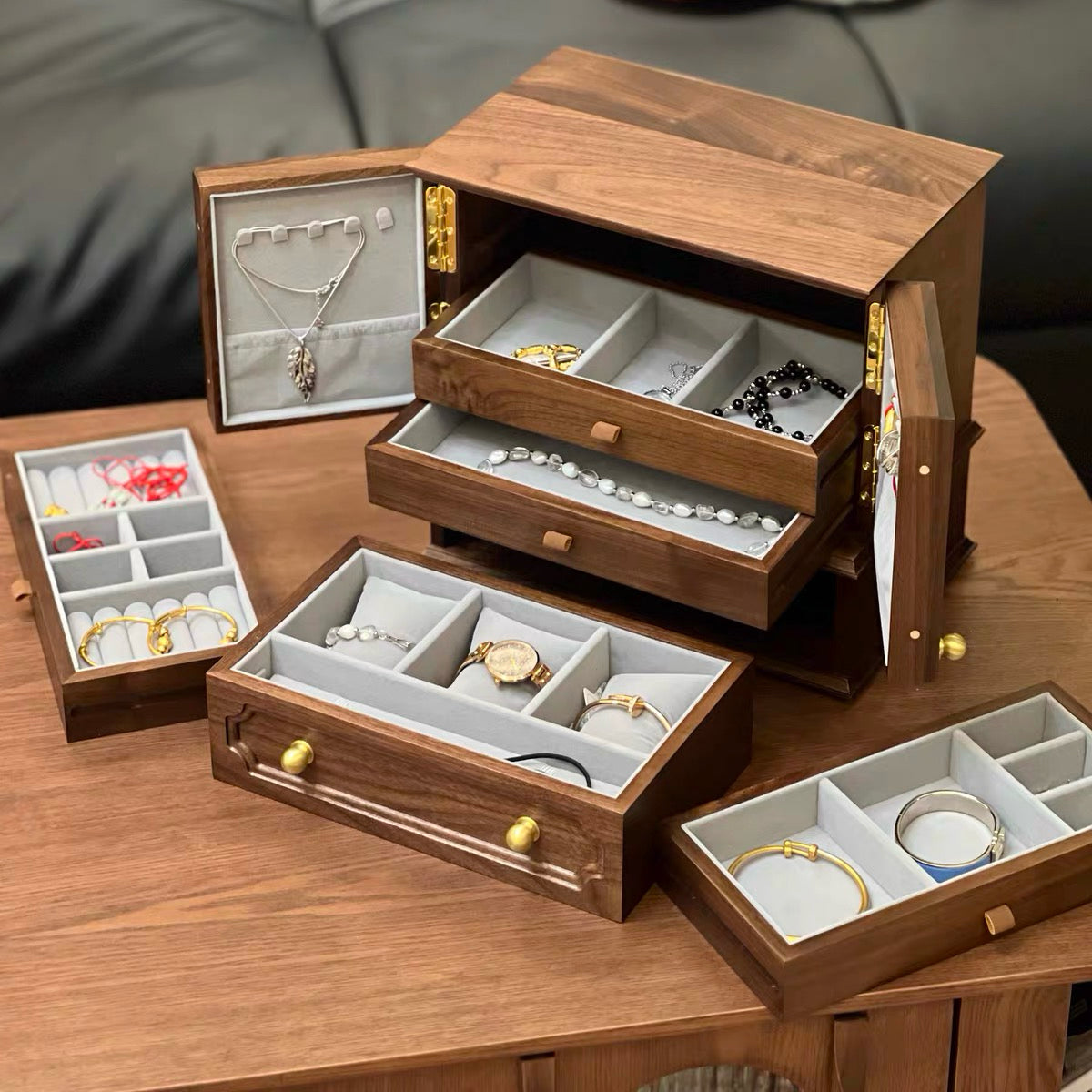 Schmuckaufbewahrungsschrank aus massivem Walnussholz mit Glanzmuster