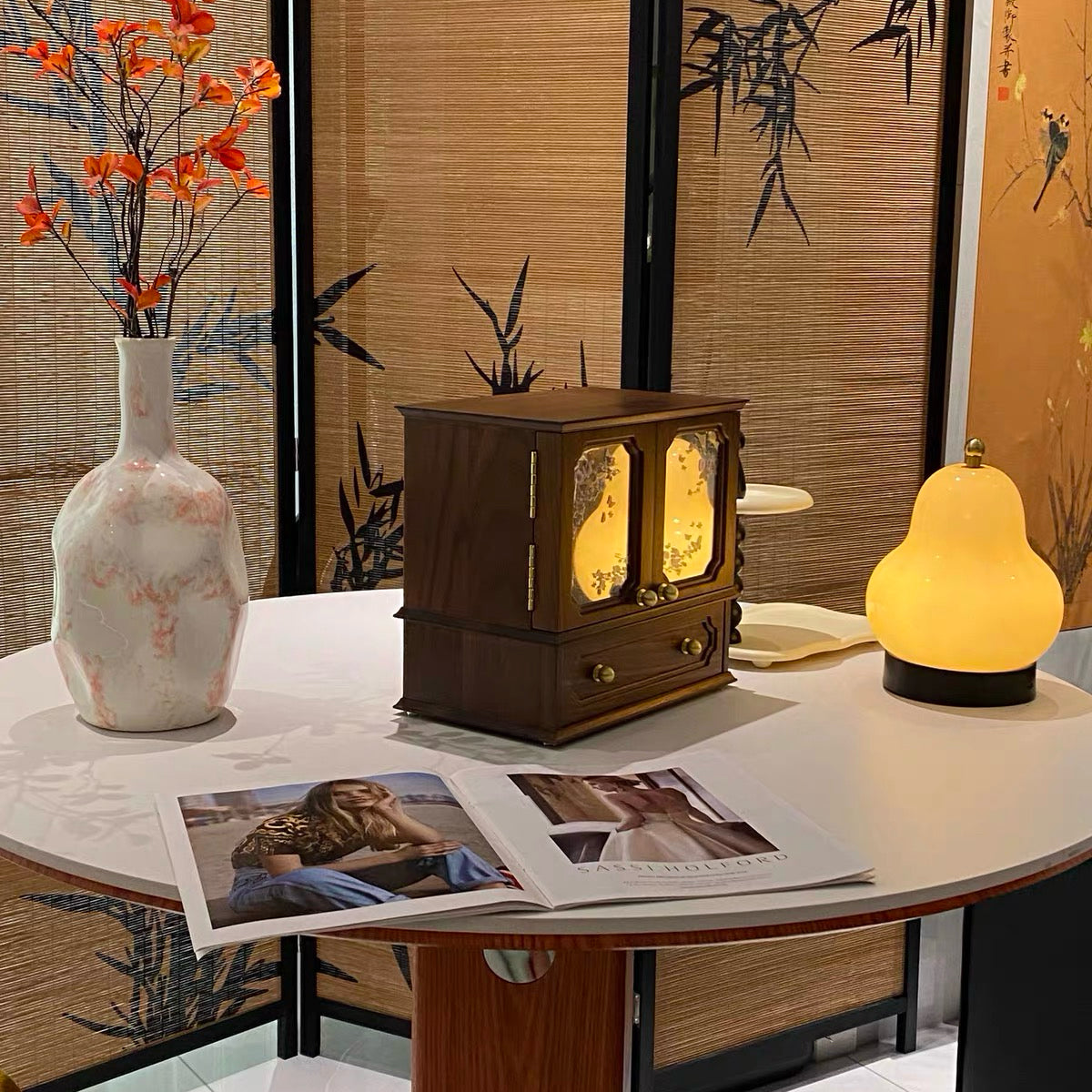 Schmuckaufbewahrungsschrank aus massivem Walnussholz mit Glanzmuster