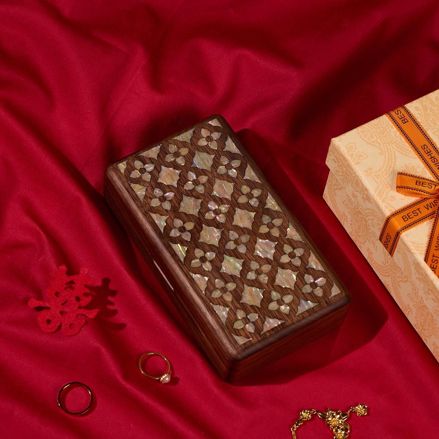 Boîte à bijoux Lumen en noyer massif