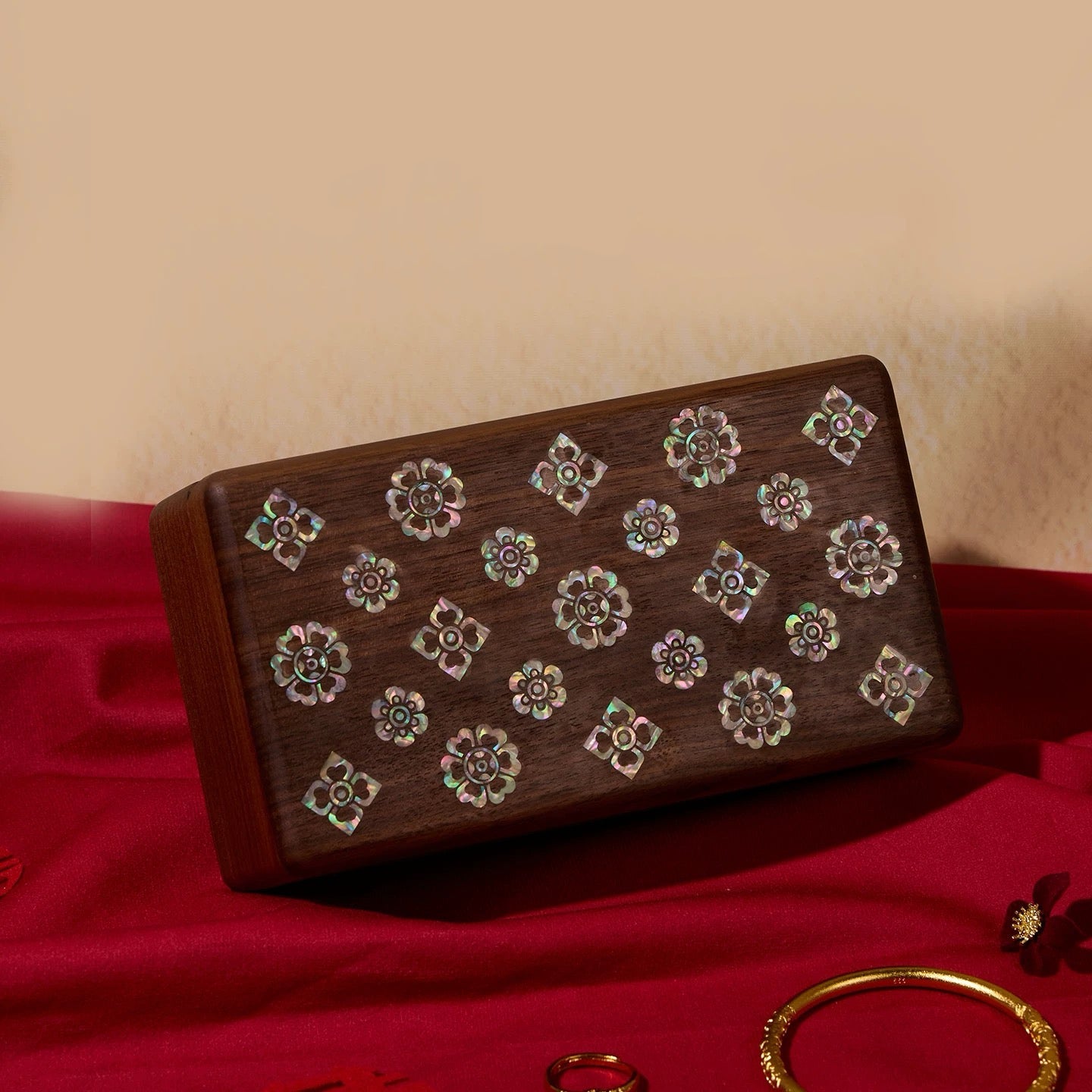 Boîte à bijoux Lumen en noyer massif