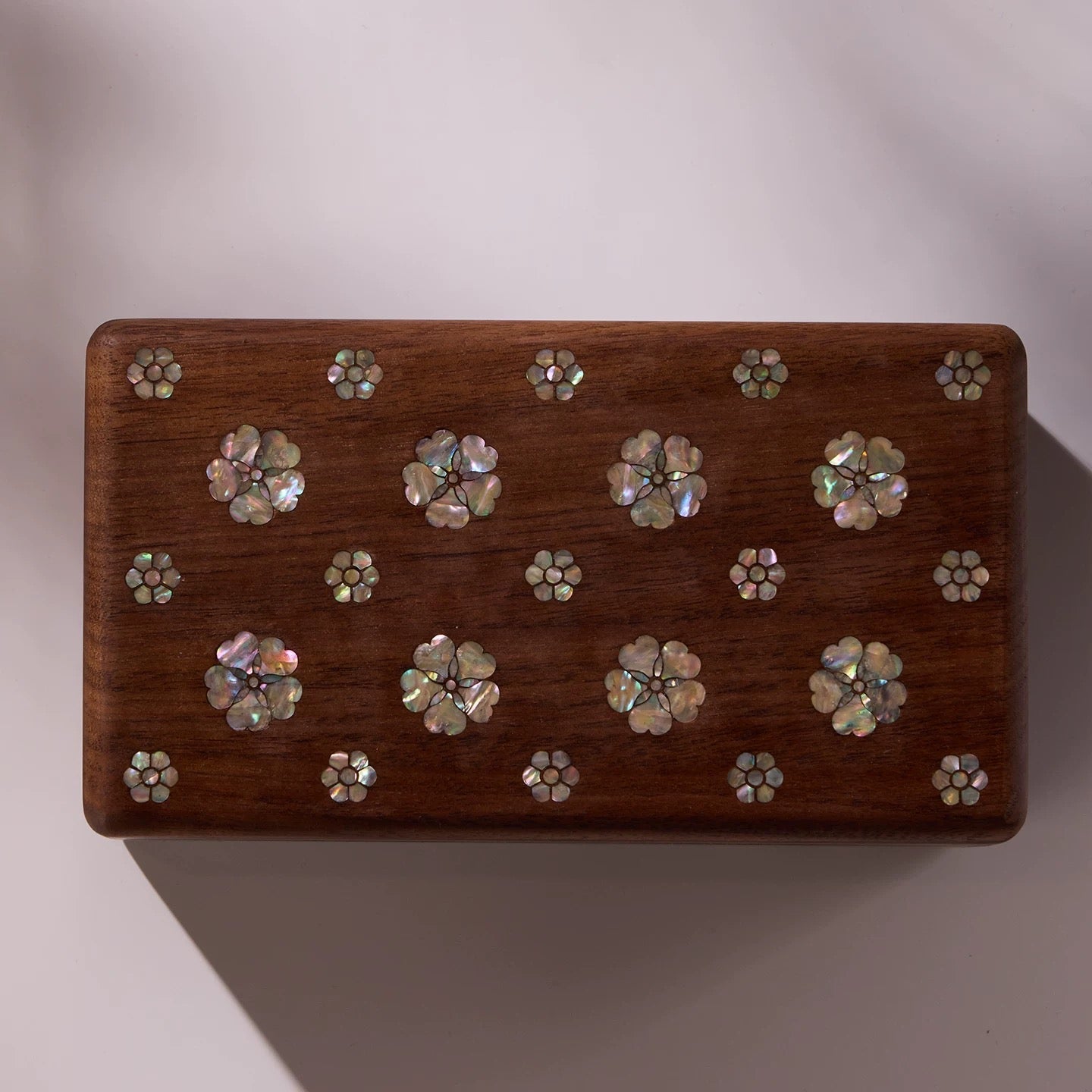 Boîte à bijoux Vela en noyer massif incrusté d'écailles de noyer