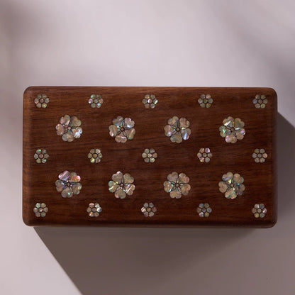 Boîte à bijoux Vela en noyer massif incrusté d'écailles de noyer