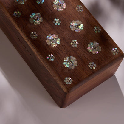 Boîte à bijoux Vela en noyer massif incrusté d'écailles de noyer