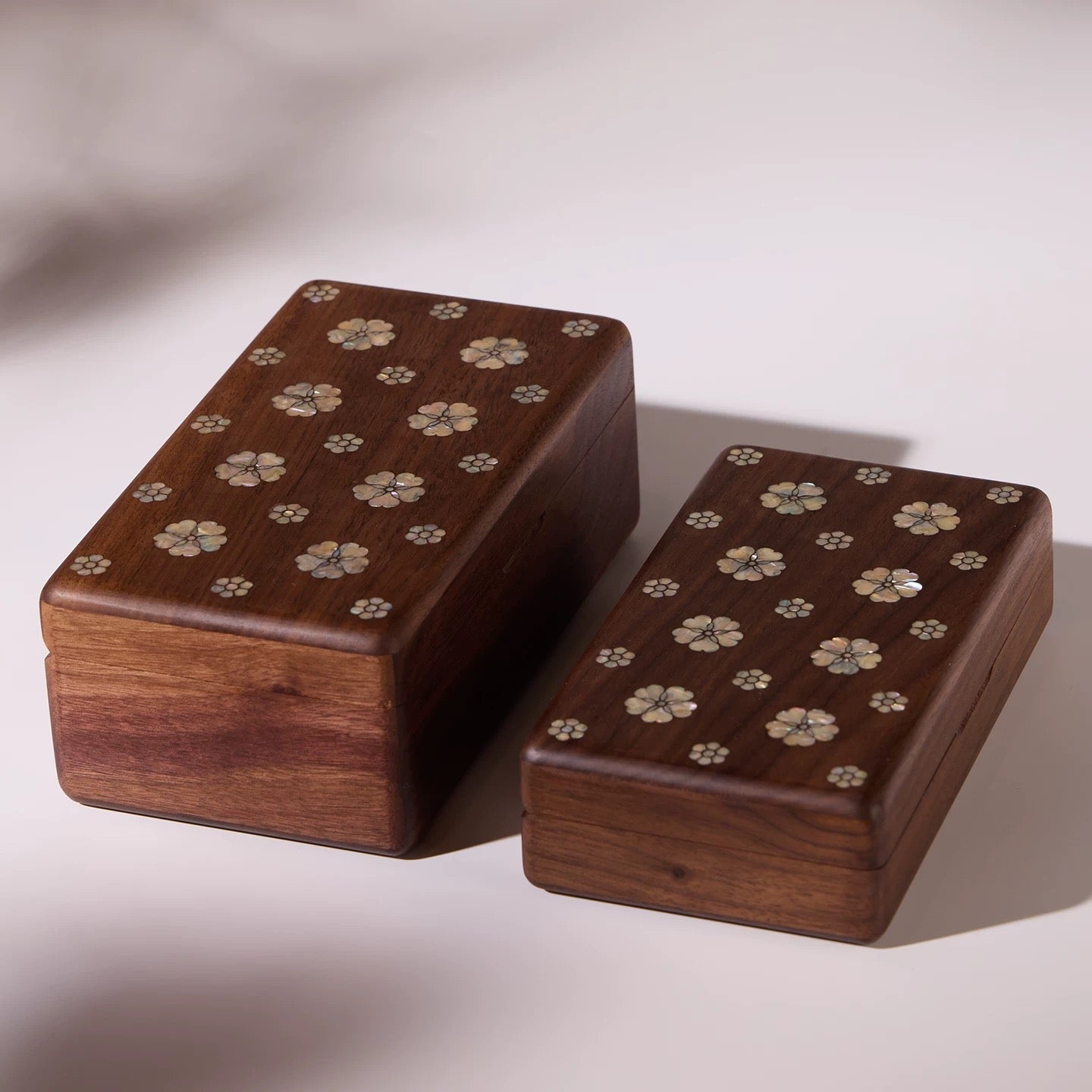 Boîte à bijoux Vela en noyer massif incrusté d'écailles de noyer