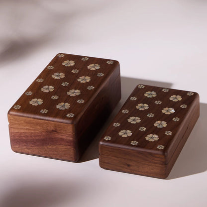 Boîte à bijoux Vela en noyer massif incrusté d'écailles de noyer