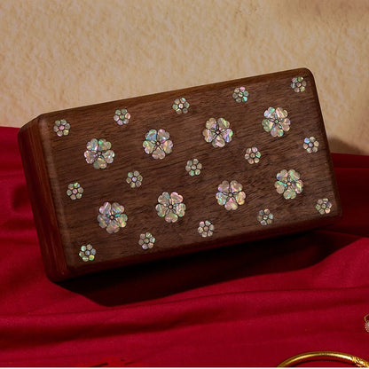 Boîte à bijoux Vela en noyer massif incrusté d'écailles de noyer