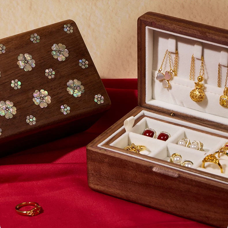 Boîte à bijoux Vela en noyer massif incrusté d'écailles de noyer