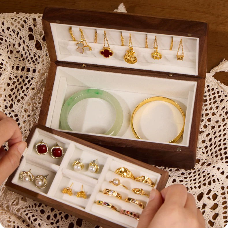 Boîte à bijoux Vela en noyer massif incrusté d'écailles de noyer