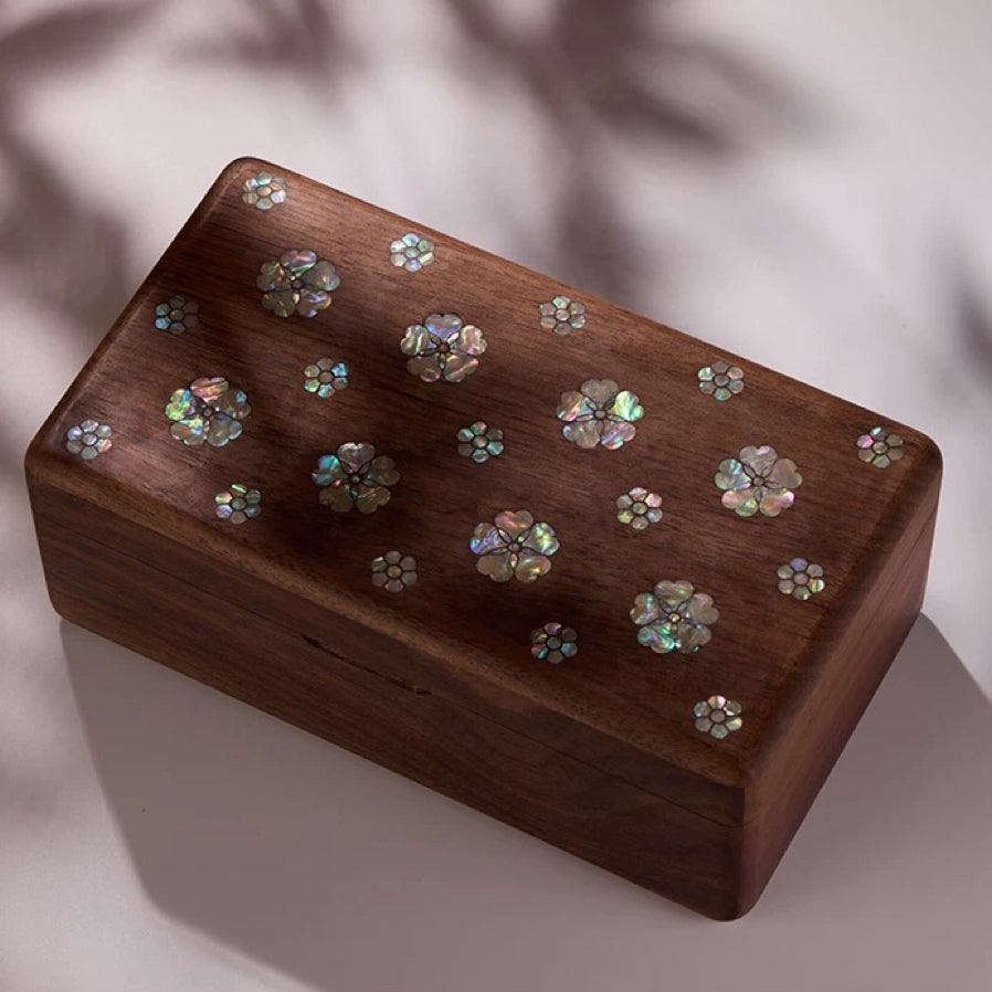 Boîte à bijoux Vela en noyer massif incrusté d'écailles de noyer