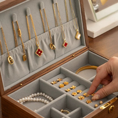 Eira Schmuckkästchen aus massivem, handbemaltem Walnussholz