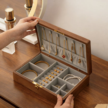 Eira Schmuckkästchen aus massivem, handbemaltem Walnussholz