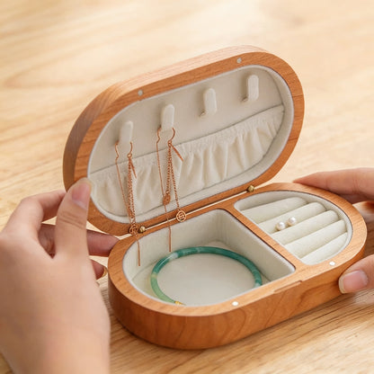 Boîte à bijoux ovale en bois massif Pavo