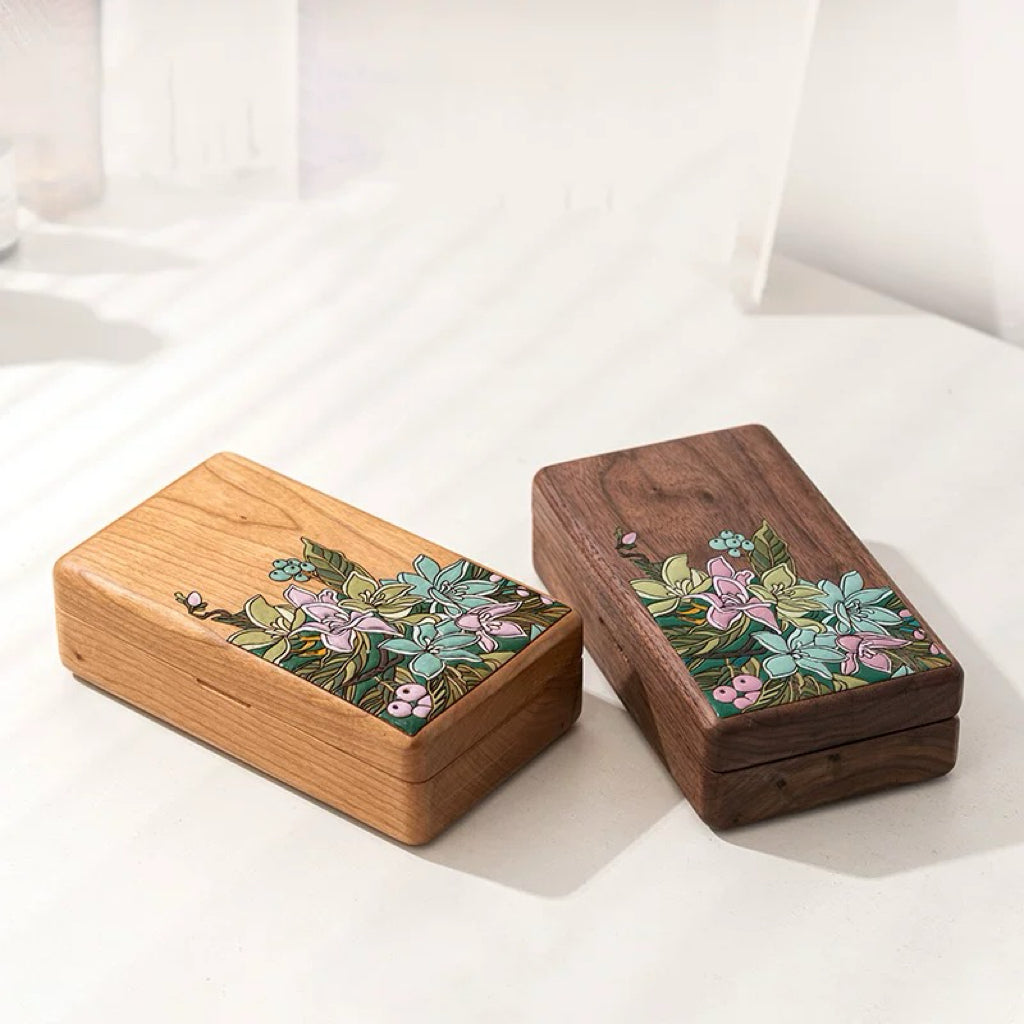 Floravia Schmuckkästchen aus Massivholz mit floralen Intarsien