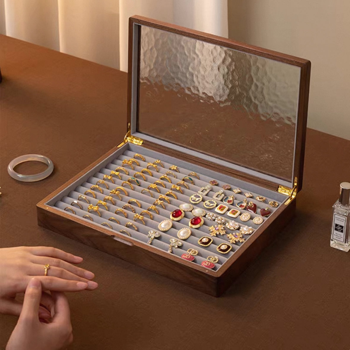 Boîte à bijoux Gemripple en noyer massif avec couvercle en verre texturé