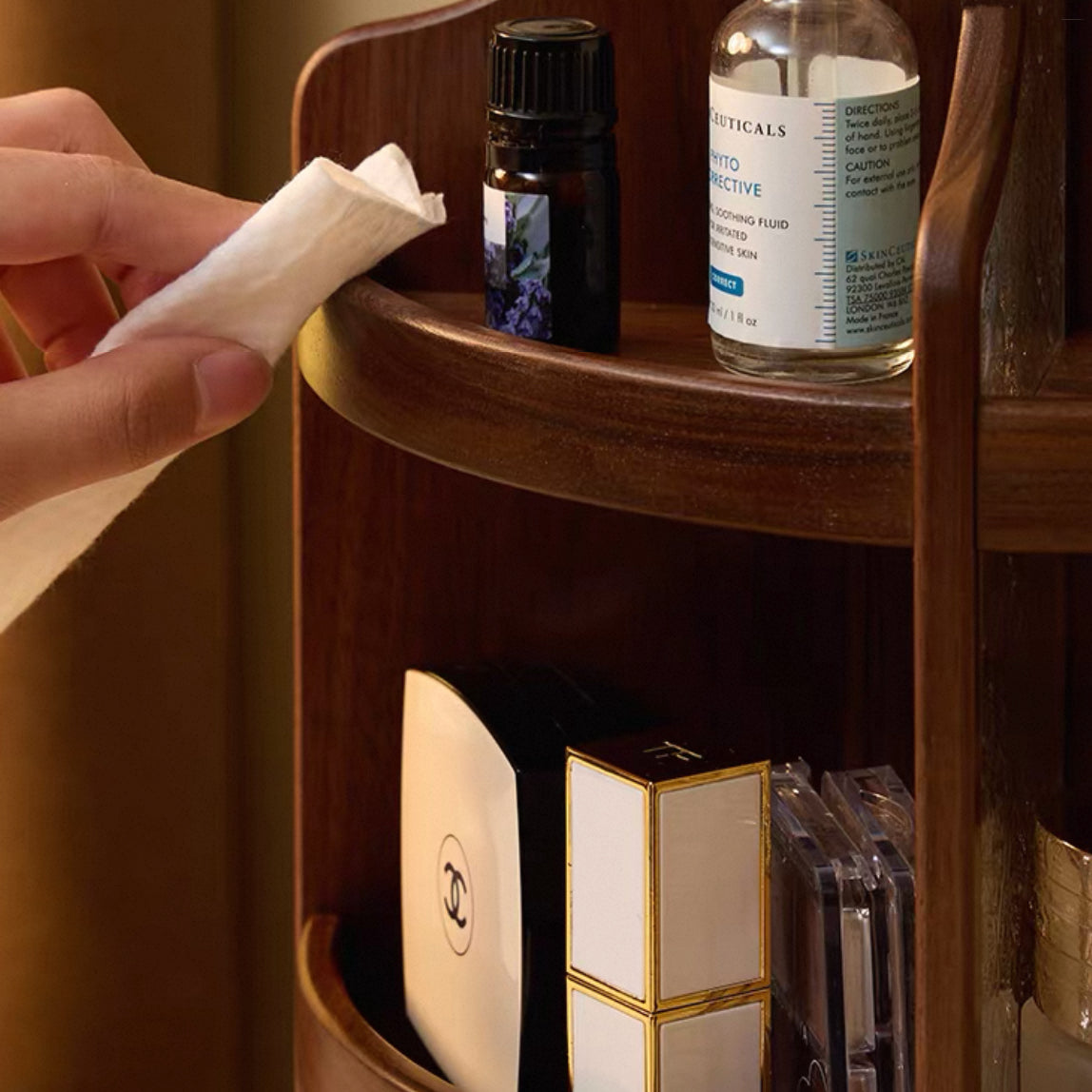 Armoire de rangement pour maquillage Amora en noyer massif