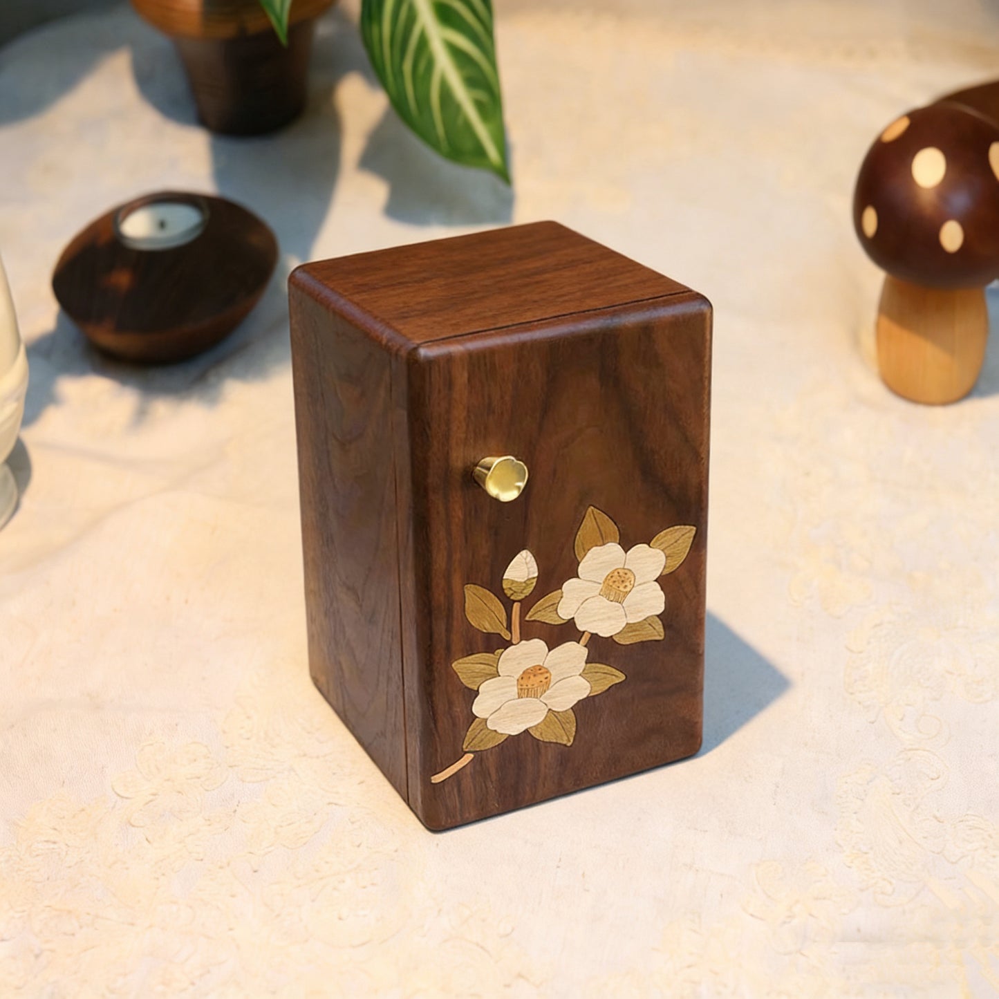 Schmuckorganizer aus Walnussholz mit mehreren Schubladen und floralem Muster