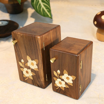 Schmuckorganizer aus Walnussholz mit mehreren Schubladen und floralem Muster