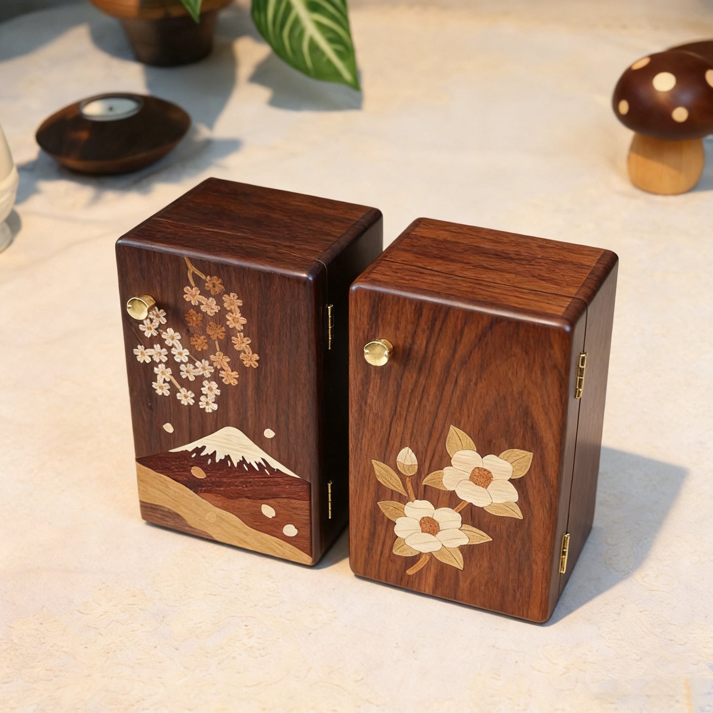 Schmuckorganizer aus Walnussholz mit mehreren Schubladen und floralem Muster