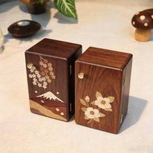 Schmuckorganizer aus Walnussholz mit mehreren Schubladen und floralem Muster